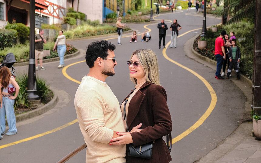 Casal na Rua Torta, um dos pontos mais conhecidos de Gramado