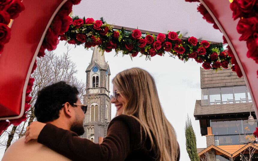 Casal em ensaio fotográfico no coração de rosas, em Gramado